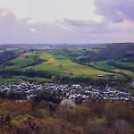 Idyllisches Haeuschen Im Gruenen *