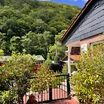Idyllisches Haeuschen Im Gruenen