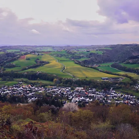 Idyllisches Haeuschen Im Gruenen *