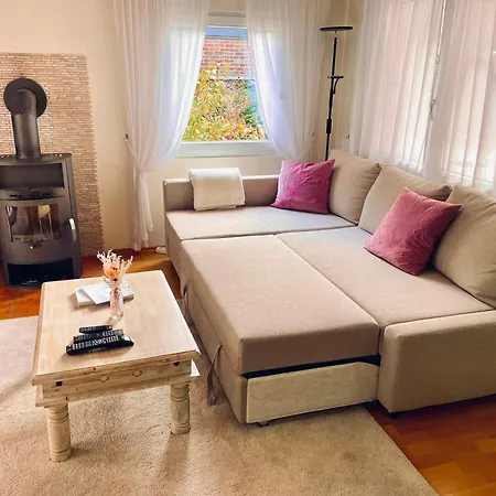 Idyllisches Haeuschen Im Gruenen Mit Whirlpool