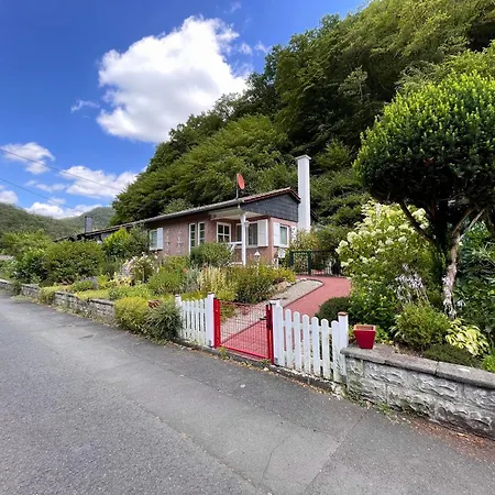 Idyllisches Haeuschen Im Gruenen Mit Whirlpool Vakantiehuis *