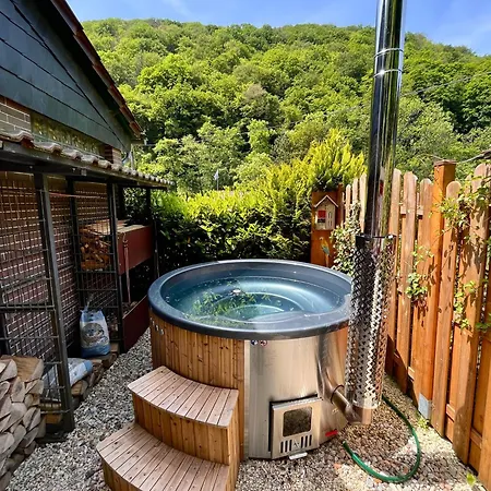 Idyllisches Haeuschen Im Gruenen Mit Whirlpool Roßbach