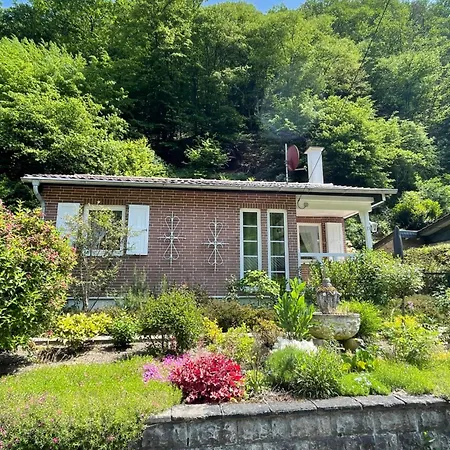 Idyllisches Haeuschen Im Gruenen Mit Whirlpool Vakantiehuis