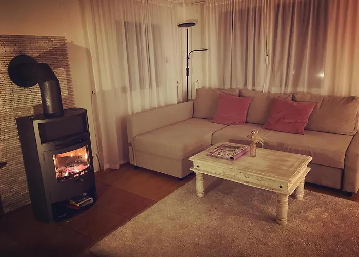 בית נופש Idyllisches Haeuschen Im Gruenen Mit Whirlpool Roßbach