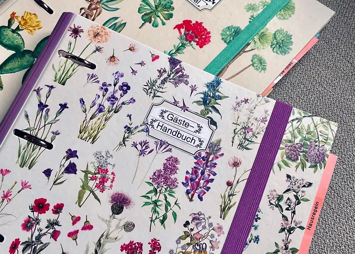 Idyllisches Haeuschen Im Gruenen