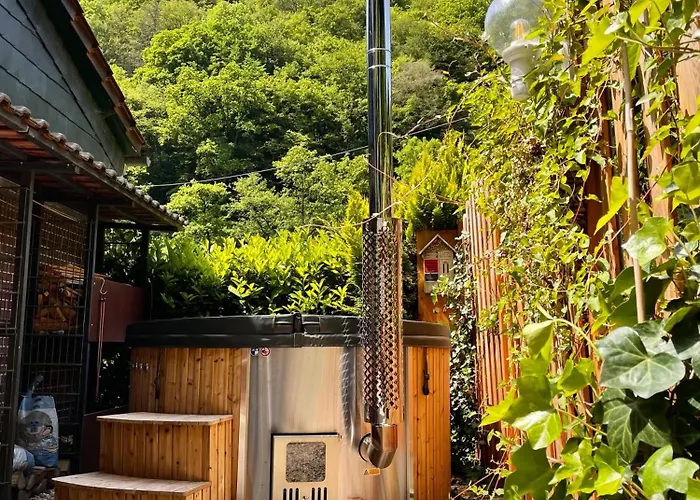 בית נופש Idyllisches Haeuschen Im Gruenen Mit Whirlpool *